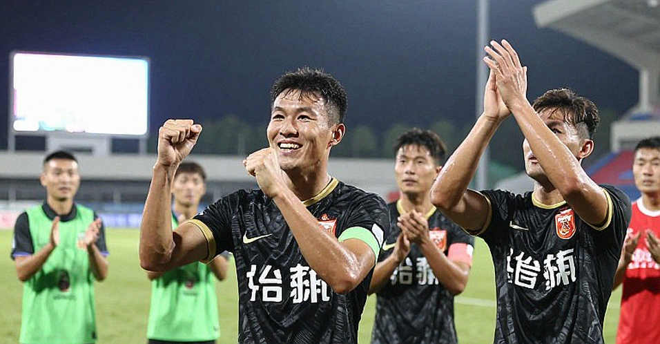 Sân vắng Debrecen và ván cờ ngoài sân cỏ của Jason Knight
