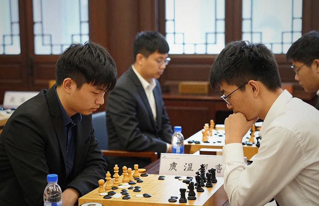 GCL 2026: Nepomniachtchi khiến Carlsen toát mồ hôi trước khi vượt qua Sindarov bằng đồng hồ