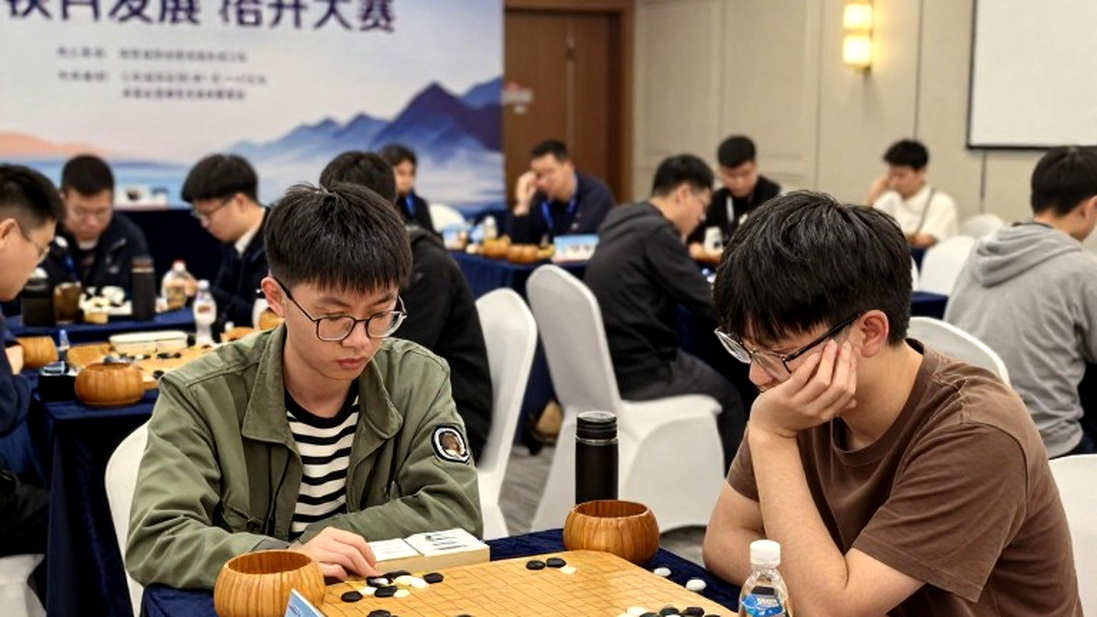 Carlsen hiếm khi khen ngợi Sindarov: Cú bấm chuột của người thầy tạo nên một kỳ thủ